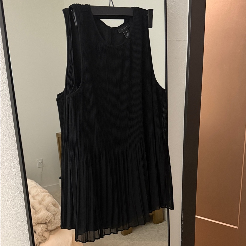 Black Pleated Sleeveless Top